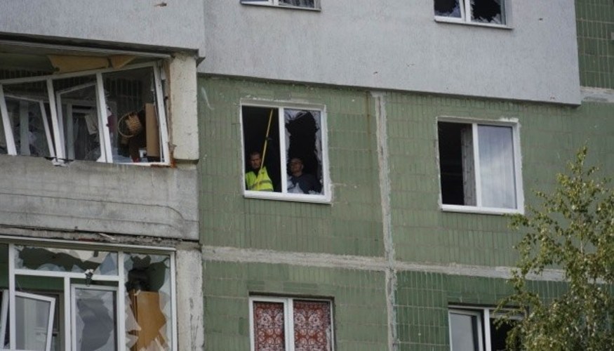Пошкоджені багатоповерхівки, зруйновані віконні конструкції та автомобілі в Зарічному районі Сум після удару КАБами