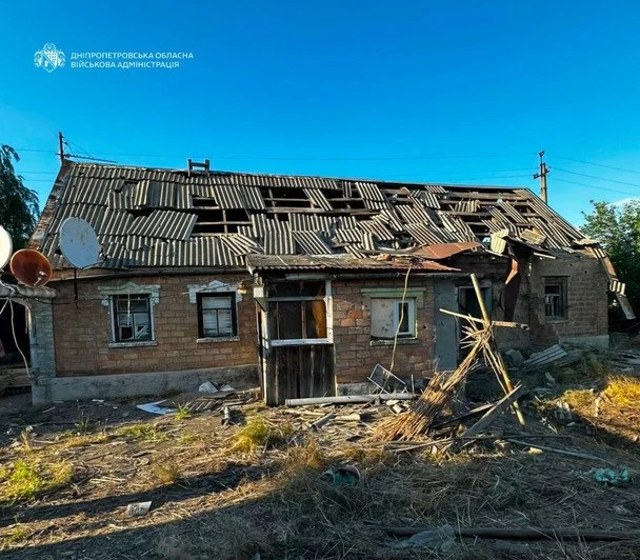 Наслідки удару по Нікополю: пошкоджений магазин та будівля, яка не використовується