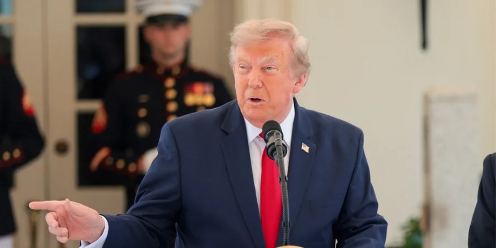 Дональд Трамп на тлі Капітолію та Ормузької протоки