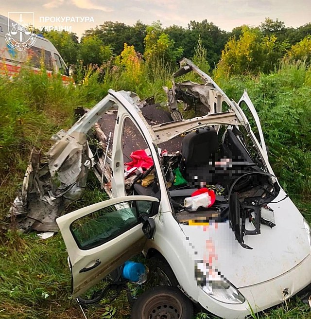 Пошкоджений цивільний Peugeot після удару безпілотника типу «Молнія» біля села Березівка на Харківщині