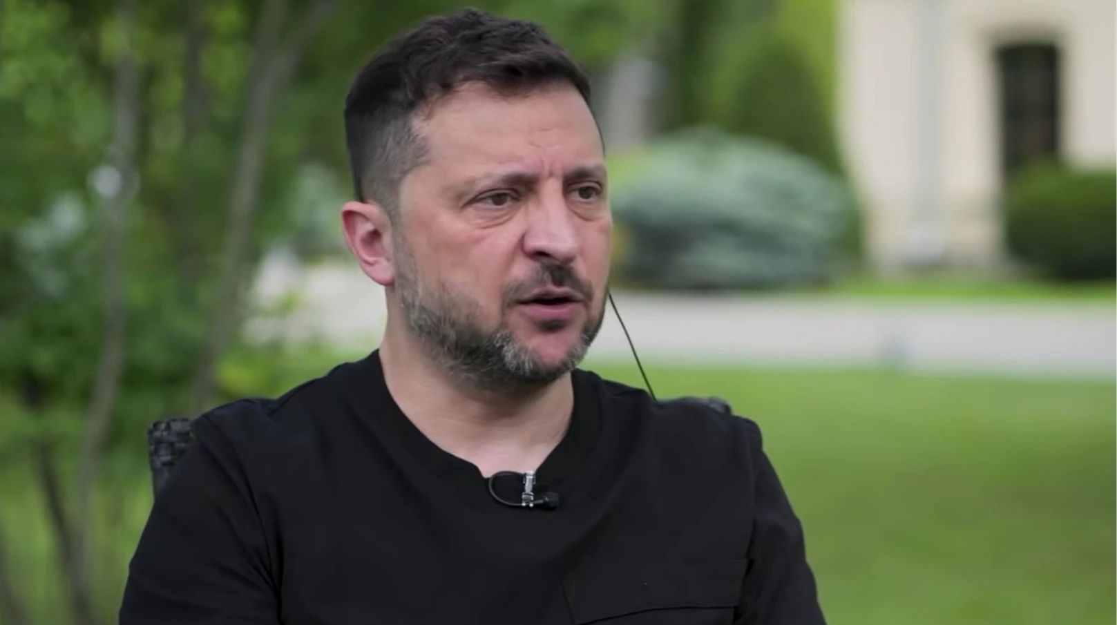 Володимир Зеленський під час інтерв'ю Sky News на тлі візуальних елементів військової тематики