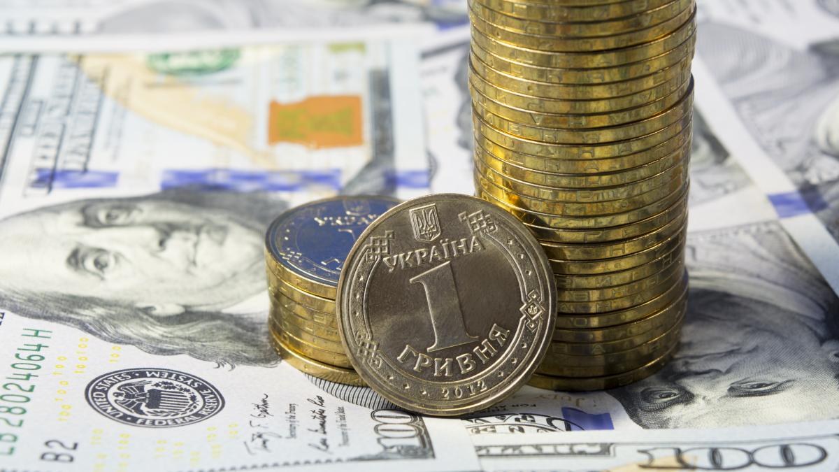 Готівкові гривневі купюри поряд із доларовими та євро банкнотами