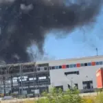 Наслідки пожежі на території поштового терміналу в передмісті Харкова: вантажні автомобілі, контейнери та обладнання