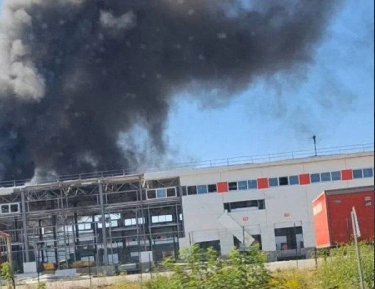 Наслідки пожежі на території поштового терміналу в передмісті Харкова: вантажні автомобілі, контейнери та обладнання