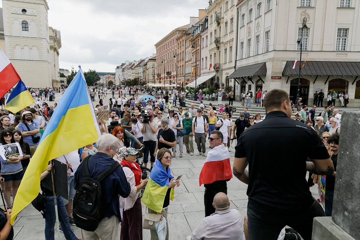 Хто стоїть за «Пікетом добросусідства» у Варшаві та чого вимагають учасники