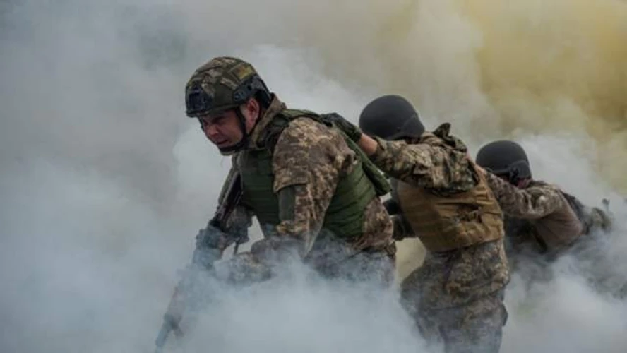 Карти лінії фронту за даними ISW та українські військові на одному з напрямків