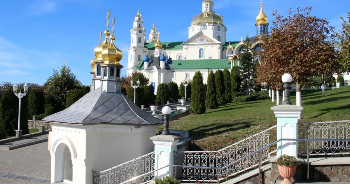 Українські рятувальники працюють на місці російського удару по Успенському собору Києво-Печерської Лаври після пожежі