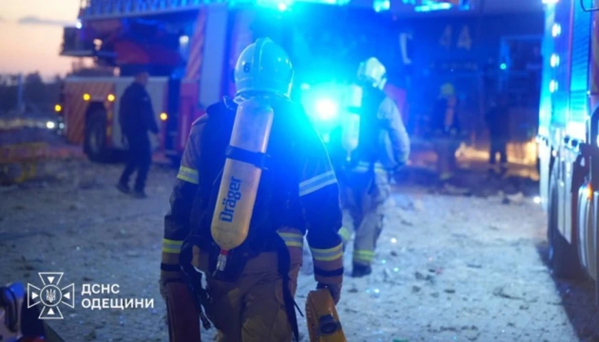 В Одесі під час розбору завалів після удару РФ виявили тіло людини