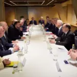 Президент Володимир Зеленський і Прем'єр-міністр Норвегії Йонас Гар Стере під час зустрічі з керівниками оборонних компаній