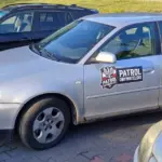 Члени Patrole Obywatelskie зі спеціальним маркуванням на автомобілі