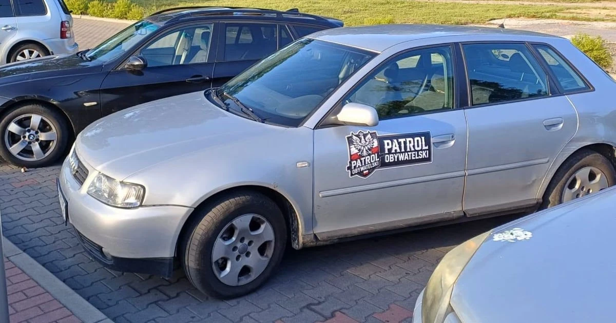 Члени Patrole Obywatelskie зі спеціальним маркуванням на автомобілі