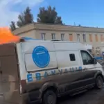 Броньований евакуаційний автомобіль гуманітарної місії «Проліска» горить після атаки FPV-дрона